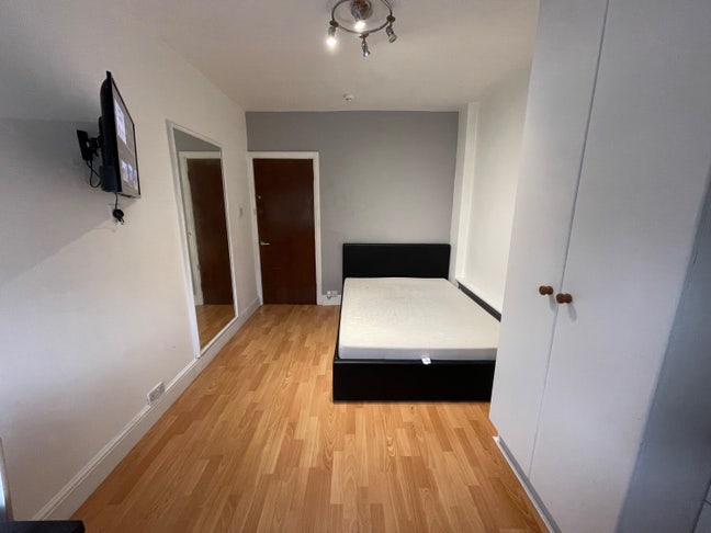 2 Rooms available in shared House    Main Photo