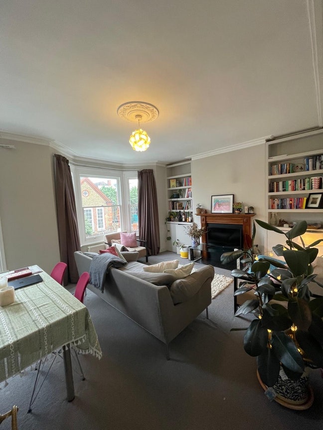 Double room in sunny ☀️ 3 bed  girls flat  Main Photo