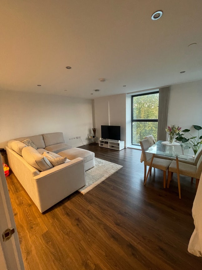 Room to rent in cute girls flat! Main Photo