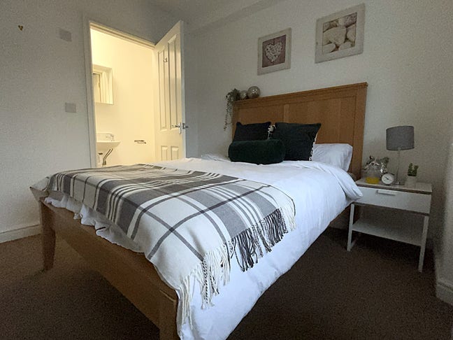 Double ensuite room - Great location  Main Photo