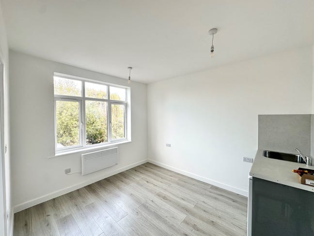 Studio Bedsit available in Highams Park, E17 Main Photo