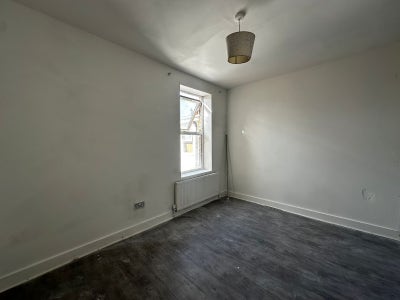 Well Located 1 Bedroom Flat , Sutton High Street Main Photo