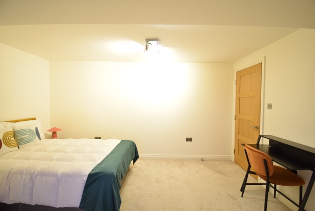 Stylish Room in a Friendly House Share! Main Photo