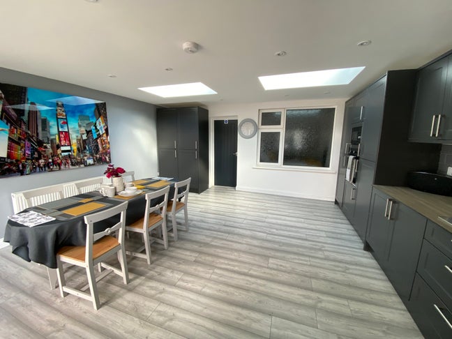 Newly Refurbished 6 Bed HMO Bills included* Main Photo