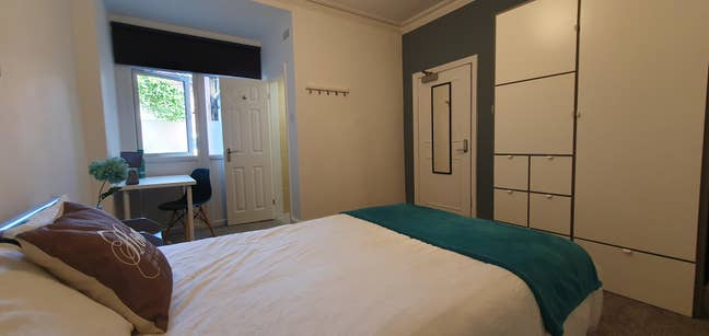🏡 Lovely spacious room with ensuite toilet & sink Main Photo
