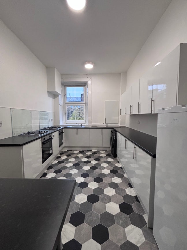  Newly  refurbished  flat  - Oakfield  Avenue Main Photo