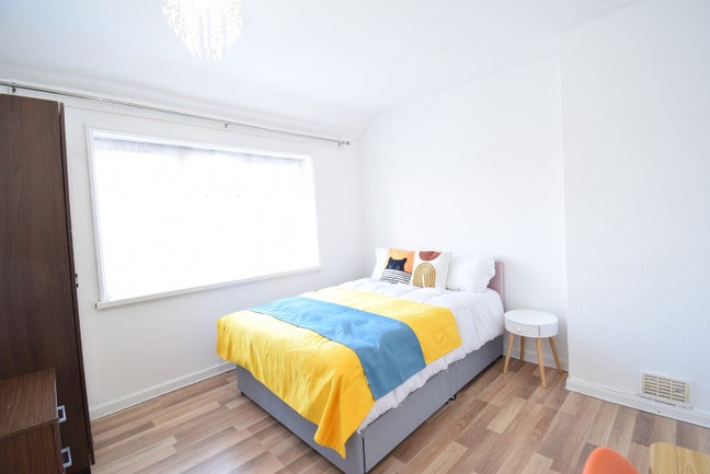 Room Available in a friendly house – Prime Locatio Main Photo