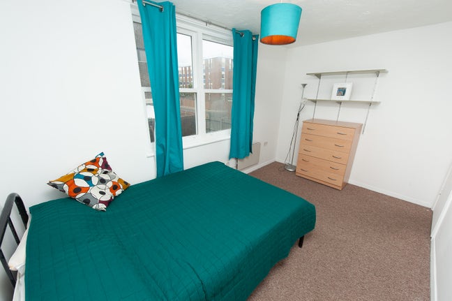 ** Mile End ** Spacious  Double Room Main Photo