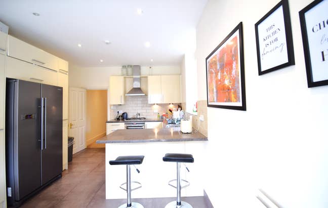 Spacious Double rooms - Short term considered Main Photo