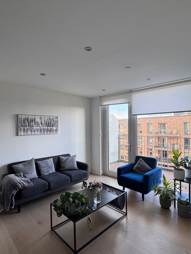 Double Room with Own Bathroom in Modern 2-Bed Flat Main Photo