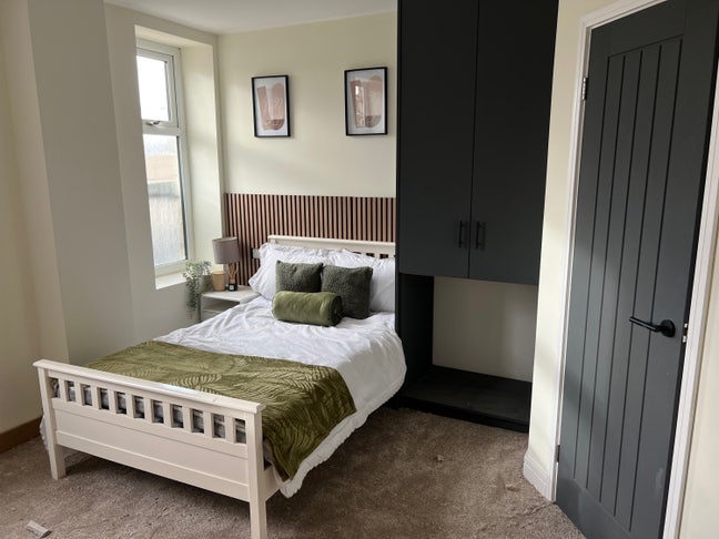 Recently renovated large rooms with ensuite  Main Photo