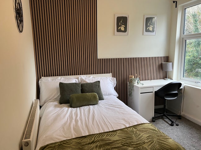 Recently renovated large rooms with ensuite  Main Photo