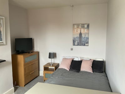  ^^ Double  room in the ❤️ of Swindon Town 😊 Main Photo