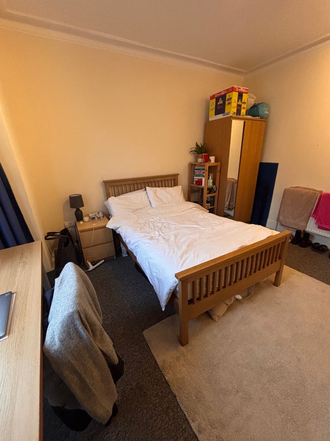 Spacious room available in 5 bed house share Main Photo