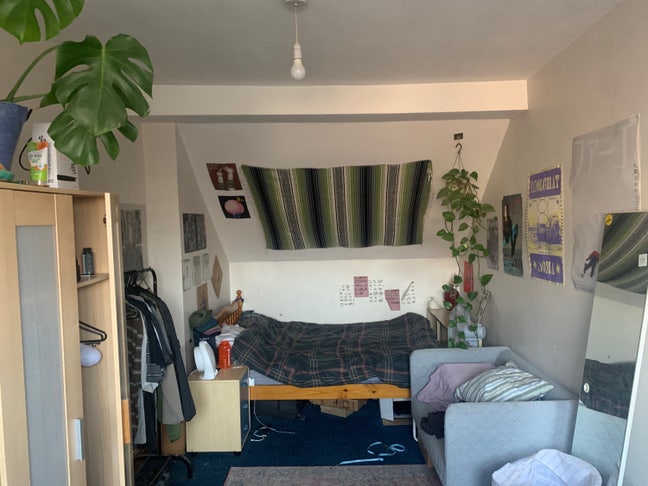 Large spare room available in 6 person house Main Photo