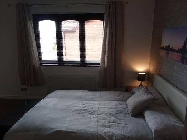 Spacious Double En-Suite Room in Executive House Main Photo