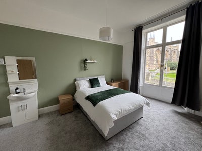 Large  Room- All Bills- in Town Near Sea Front Main Photo