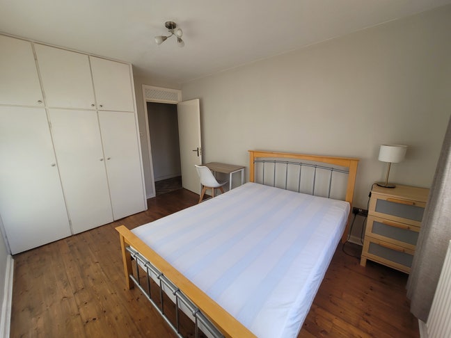 Bright modern room ideal for clean & tidy female.. Main Photo