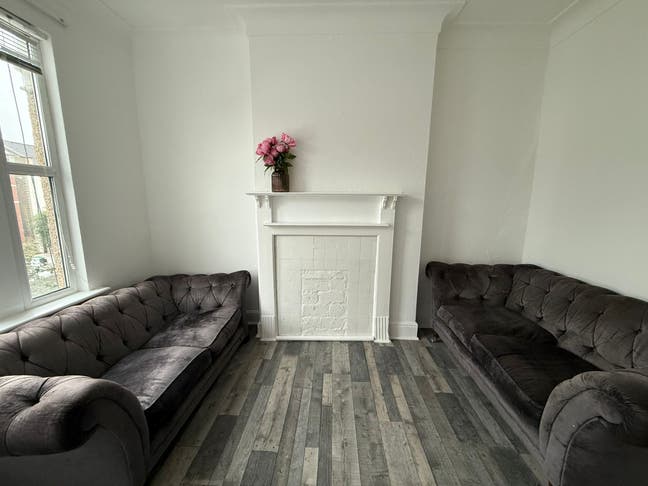 Newly refurbished 2 bed flat to rent . Hornsey N8 Main Photo