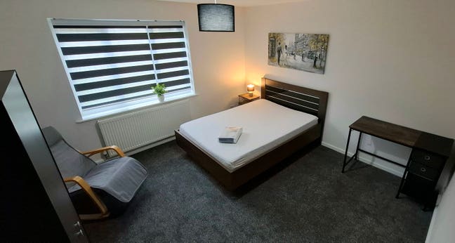 Extra Large rooms close to town centre Main Photo