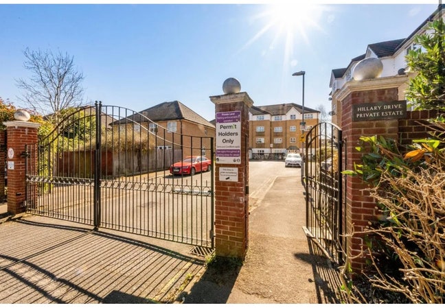 Beautiful One Bed w Parking!! Isleworth!!  Main Photo