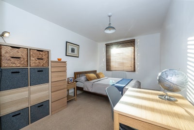 Private room in Battersea SW11 near river, zone 2. Main Photo