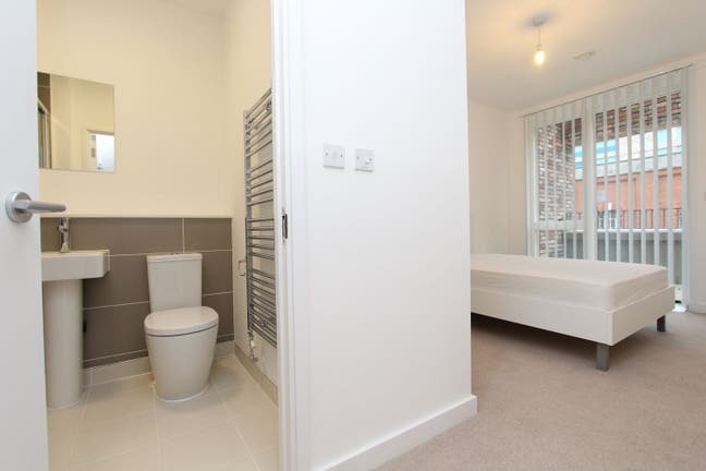 Modern Riverside Flat- Next to Dlr- E16 Main Photo