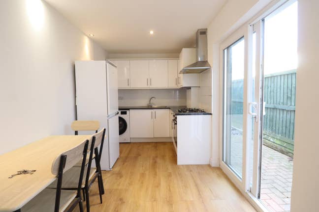 3 Rooms in a 3 Bed Flat- Walthamstow- January Main Photo