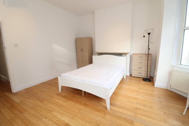 3 Rooms in a 3 Bed Flat- Walthamstow- January Main Photo