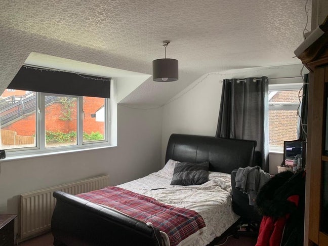 Double Room  for a Working Prof. in Redhill Main Photo