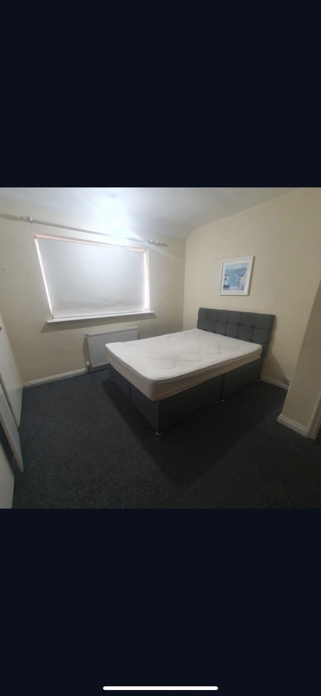 Small double room available in Redbridge  Main Photo