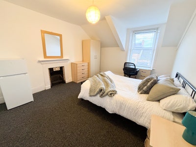 Large houseshare close to the city centre Main Photo