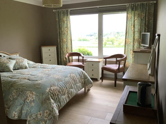 Large en-suite room available  Main Photo