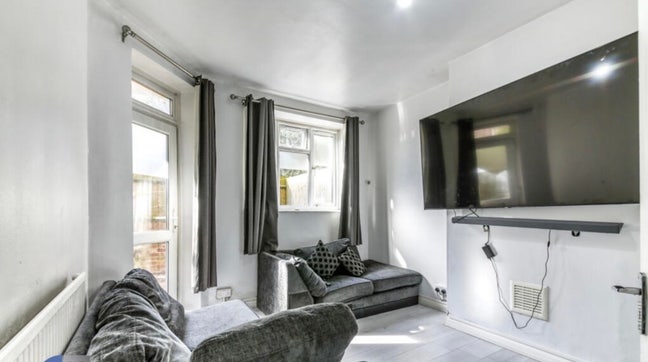 1 Bed Flat with Private Garden Main Photo