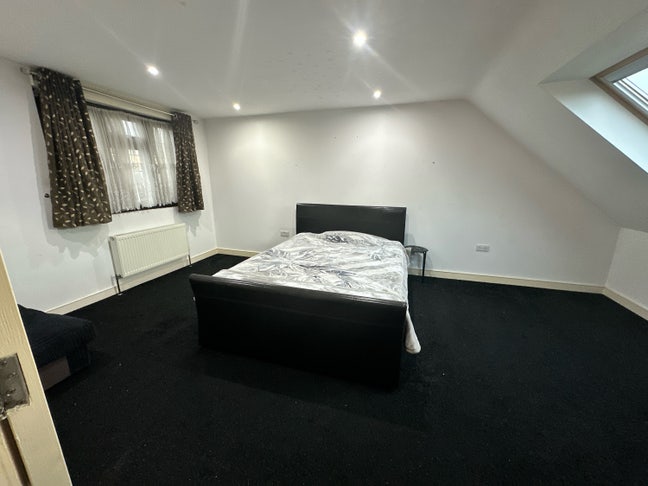 Master Double room ensuite ,single room bills inc✅ Main Photo