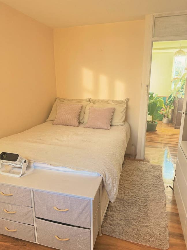 Beautiful double room in bright W10 flat bills inc Main Photo