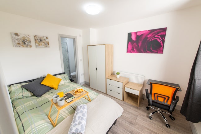 Newly Refurbished Spacious Double Bed Room Main Photo