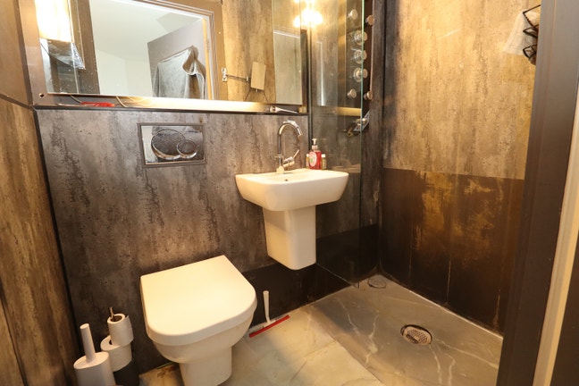 ✨ 4 Rooms Available in E1 - Steps to Limehouse Dlr Main Photo