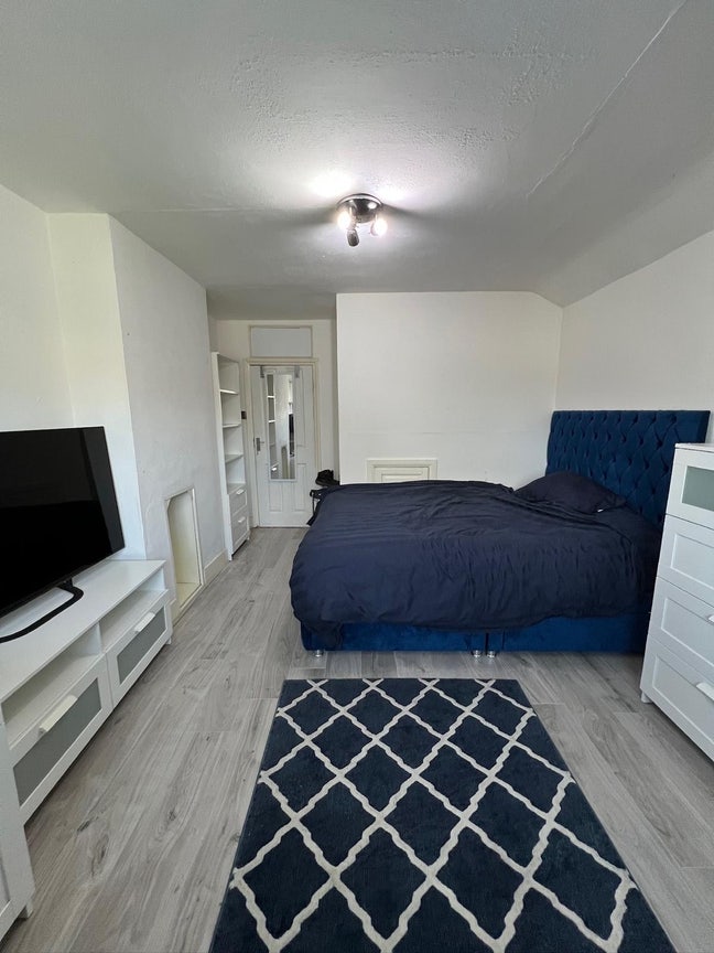 Large Double room in House Share Main Photo