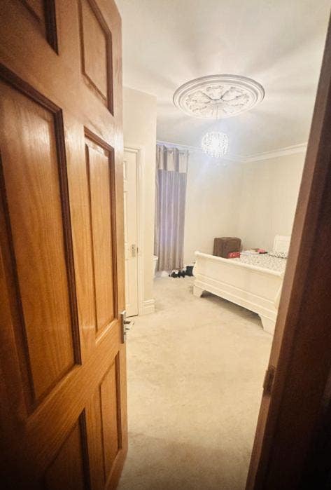 Ensuite Room for Female in Peaceful Home – BS3  Main Photo