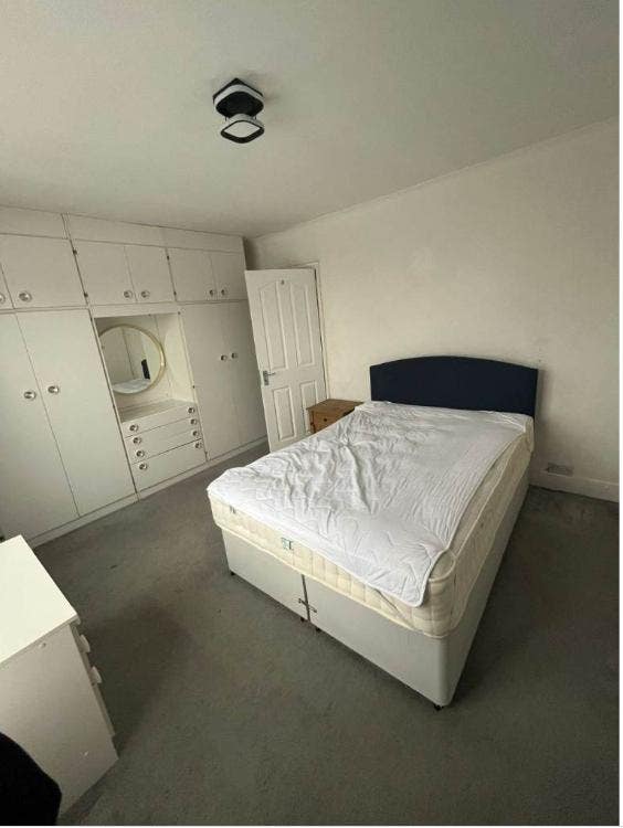 Spacious & Cosy Double Room for Rent in WD18 0HE Main Photo