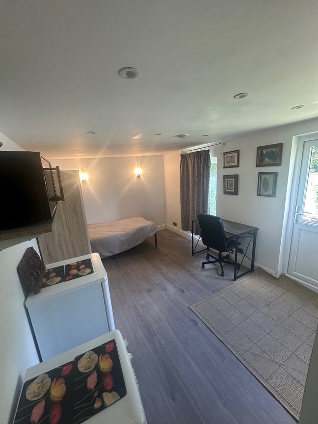 Garden  Studio Available in Esher  Main Photo