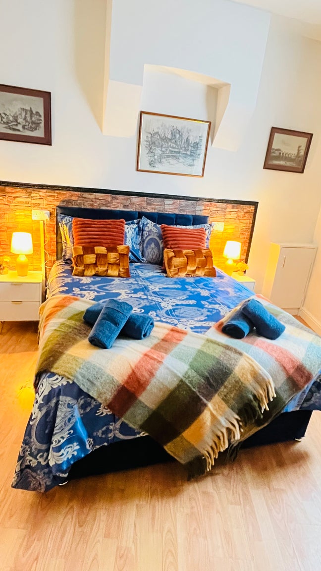 Cosy 2-Bed Flat • Free Parking • Sleeps 4 • NG7 Main Photo