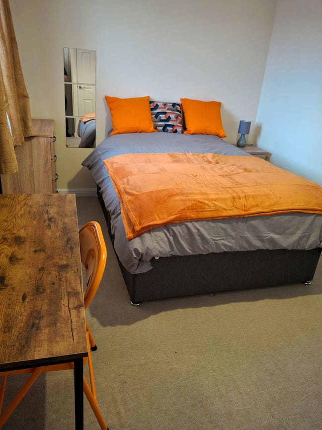 Newly refurbished, luxury bedrooms! Prime location Main Photo