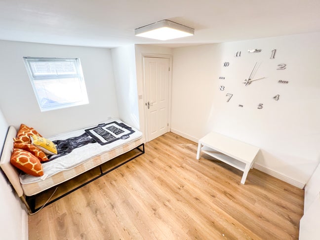 Spacious Studio flat in near Hendon Central Main Photo