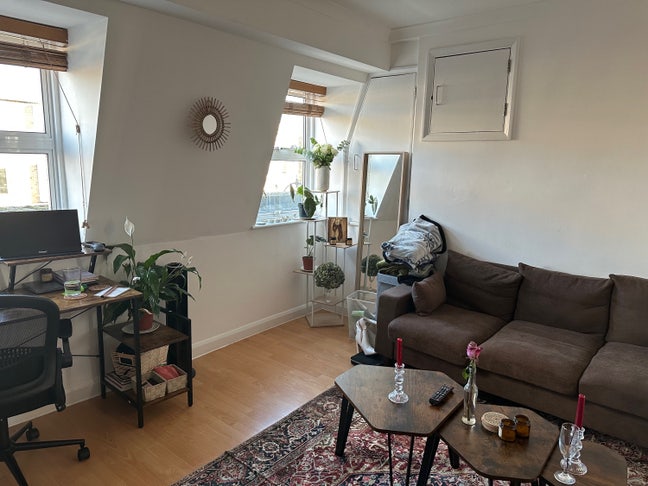 Spacious 1-bed flat bills included  Main Photo
