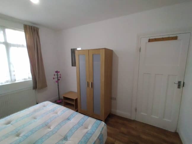 Large Double room with IT professionals  Main Photo