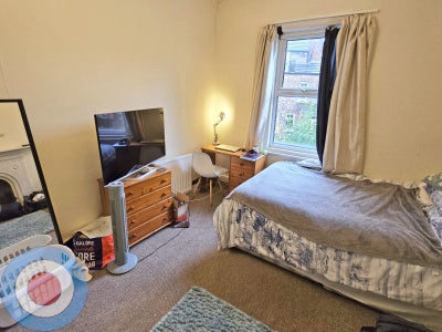 A Room in a Six Bedroom Two Bathroom House Main Photo