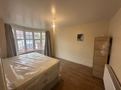 Spacious 6 Bedroom House Available Now E12 Main Photo