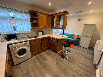 4 bedroom available no service charge bill all inc Main Photo